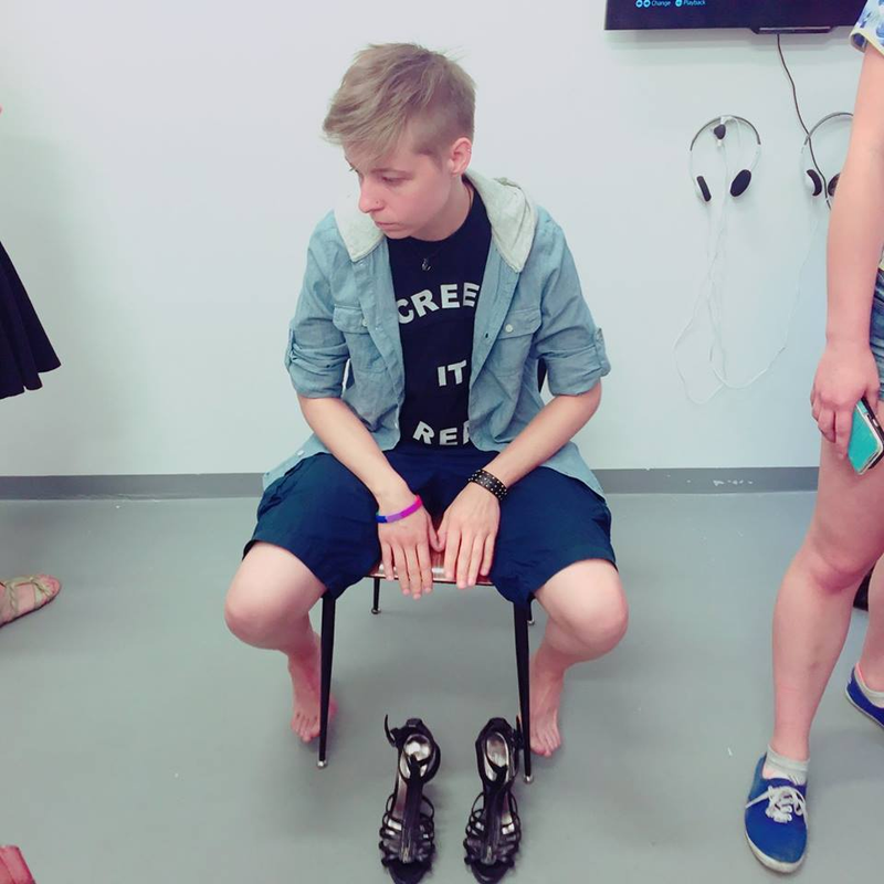 A csajom cipője - Peksa Kamilla performansza a #genderőrület kiállítás megnyitóján. forrás